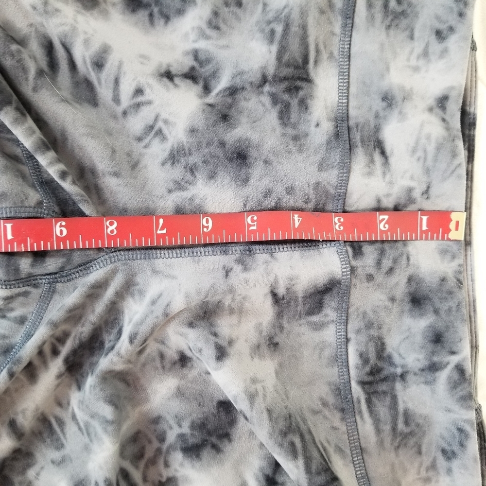 Under Armour tie dye gray and black cropped leggings boho artsy sporty fun S/P - Picture 8 of 8